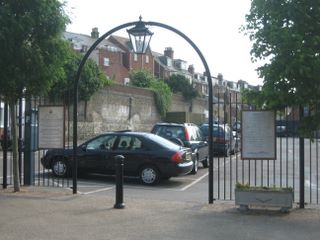 Cowes : Francki Square Memorials 