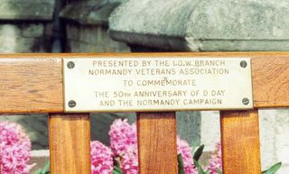 Newport : Normandy Veterans Association memorial bench  