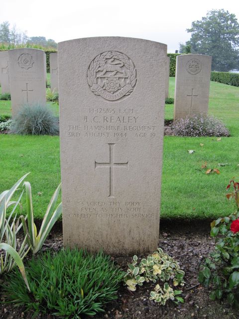 France : Normandy : Hottot-les-Bagues Cemetery : L C Realey